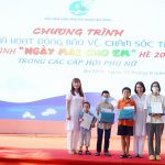 Trao tặng quà và sổ khám sức khỏe miễn phí cho trẻ em có hoàn cảnh khó khăn của Quận Ba Đình