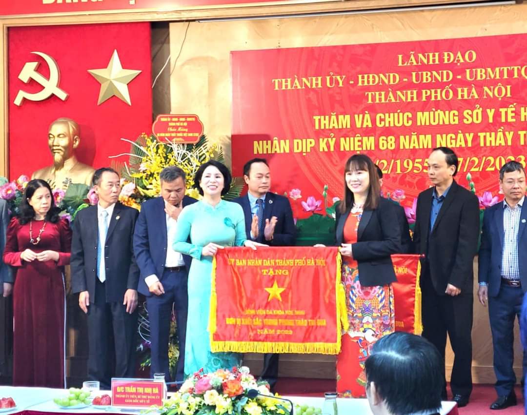 TS. Trần Thị Hà, giám đốc Sở y tế, tặng cờ Thi đua xuất sắc năm2022i